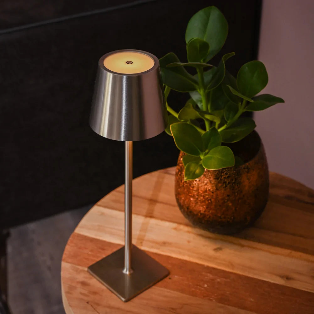 Lampe LED moderne argent, sans fil, dimmable, pour une décoration contemporaine et fonctionnelle.