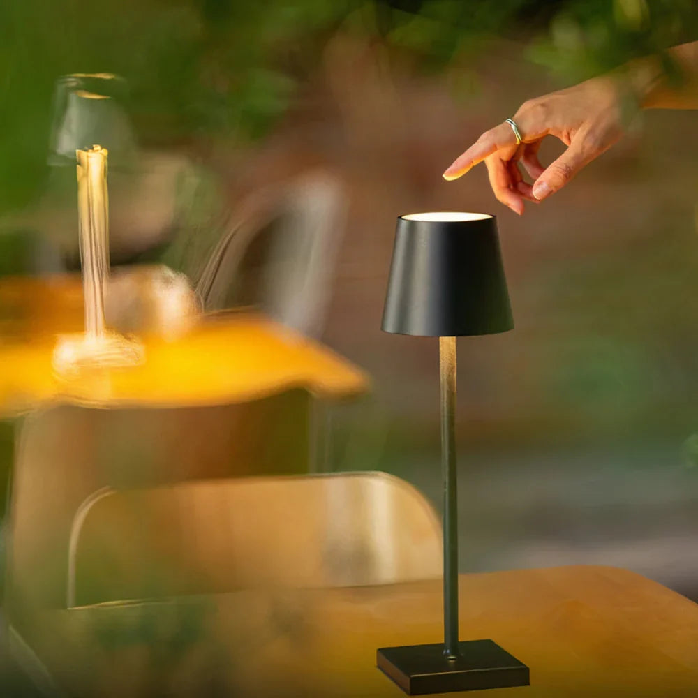 Éclairage extérieur LED sans fil blanc, rechargeable, intensité réglable pour vos soirées.
