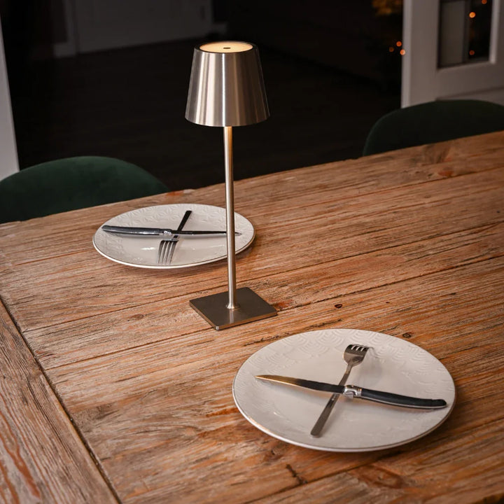 Design épuré : Lampe LED sans fil or, rechargeable, intensité lumineuse ajustable, modèle 3036.