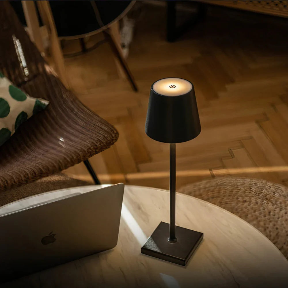 Lampe LED ambiance sans fil, intensité lumineuse réglable, parfaite pour salon ou terrasse.