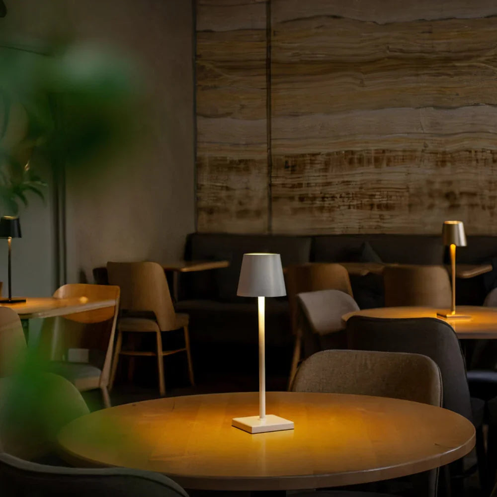 Lampe LED sans fil or, modèle 3036, intensité réglable, un design contemporain pour chaque pièce.