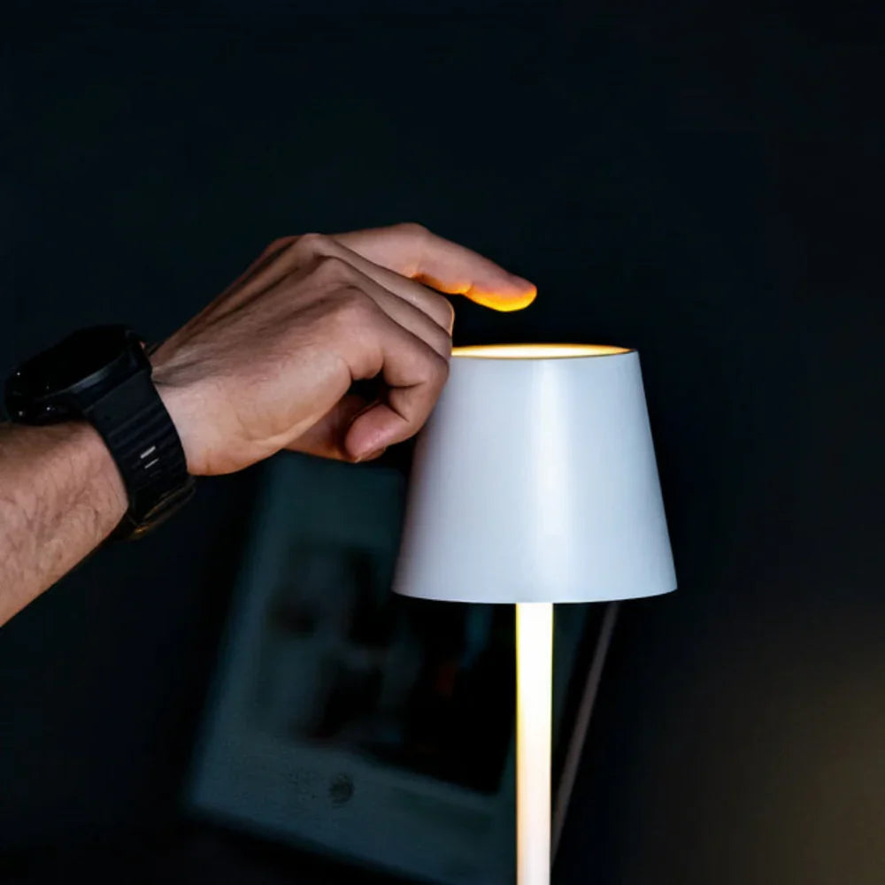 Lampe LED polyvalente blanche, sans fil, dimmable, idéale pour intérieur, extérieur et camping.