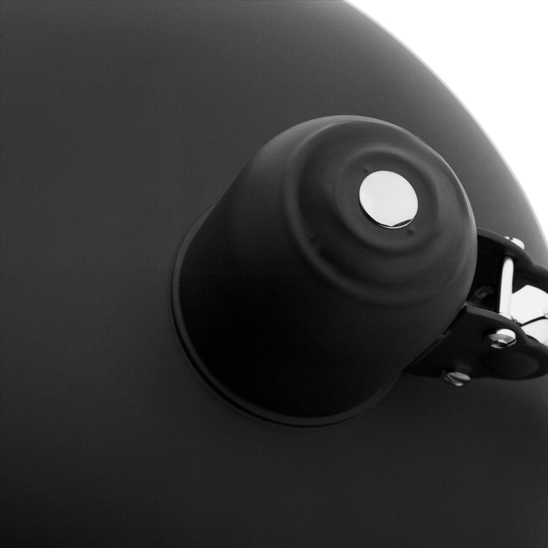 Lampe décorative Bauhaus blanche. Design moderne et minimaliste, créant une ambiance lumineuse chaleureuse dans le salon.