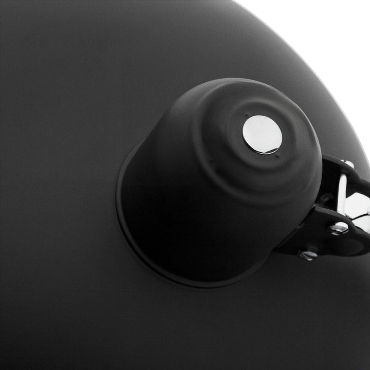 Lampe décorative Bauhaus blanche. Design moderne et minimaliste, créant une ambiance lumineuse chaleureuse dans le salon.