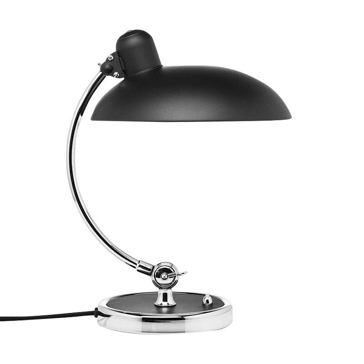 Lampe de salon Bauhaus rouge. Design intérieur minimaliste et fonctionnel, éclairage moderne avec ampoule E27.