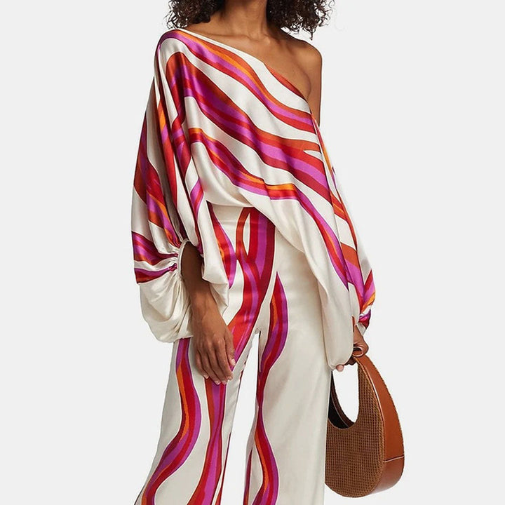 Ensemble femme élégant comprenant un top épaules dénudées et un pantalon large taille haute, parfait pour l'été.