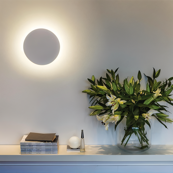 Éclairage mural LED rond et moderne. Apporte une lumière chaude et douce, parfaite pour décoration intérieure.
