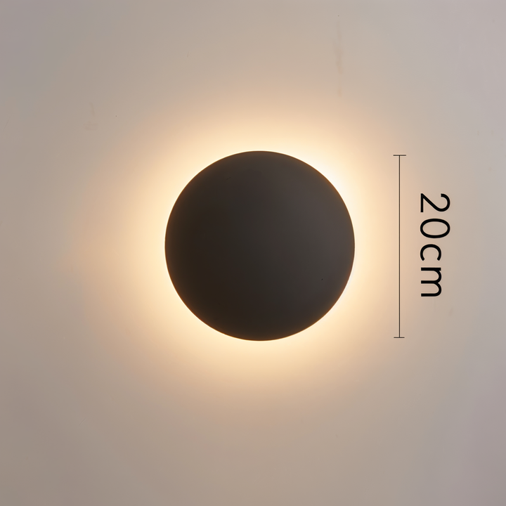 Design élégant pour applique murale LED ronde Lunaris. Lumière chaude, idéale pour éclairer et décorer.