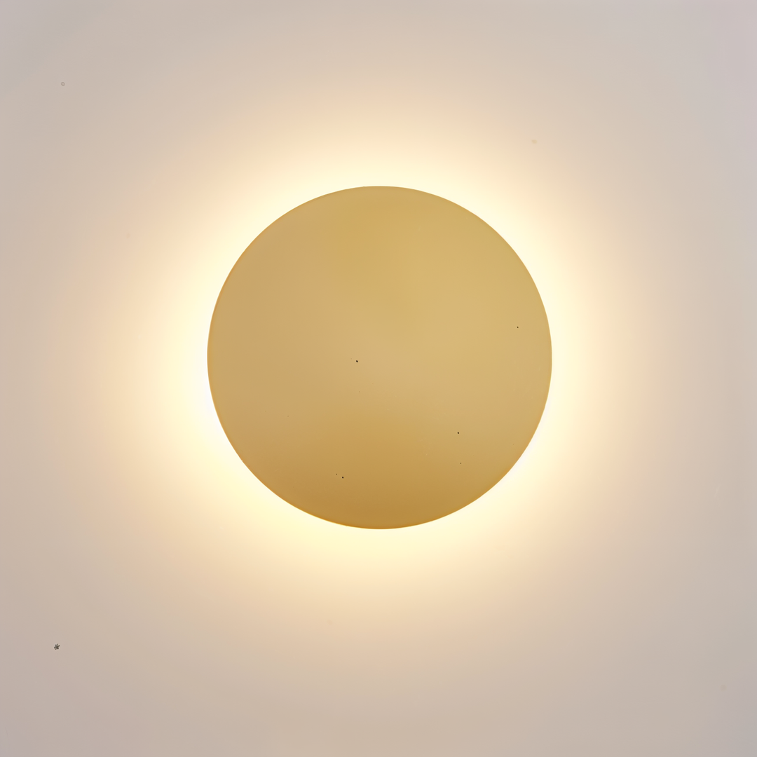 Éclairage d'appoint LED rond. Moderne et discret, projette une lumière chaude pour une ambiance cosy.