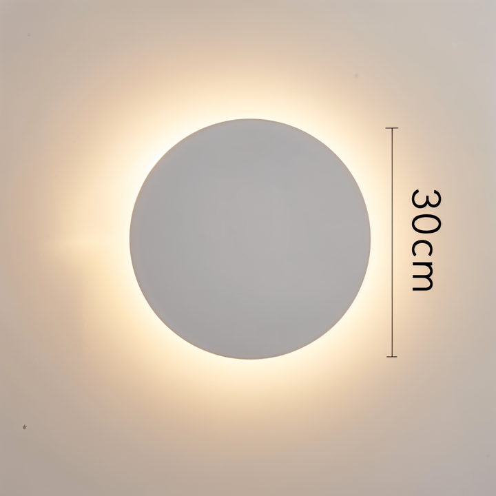 Applique murale LED ronde. Apportez chaleur et modernité à votre espace avec son design unique et sa lumière chaude.