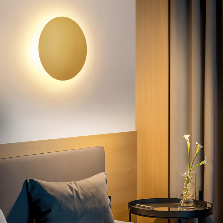 Décoration murale lumineuse LED ronde. Design épuré, crée une ambiance chaleureuse dans salon ou chambre.