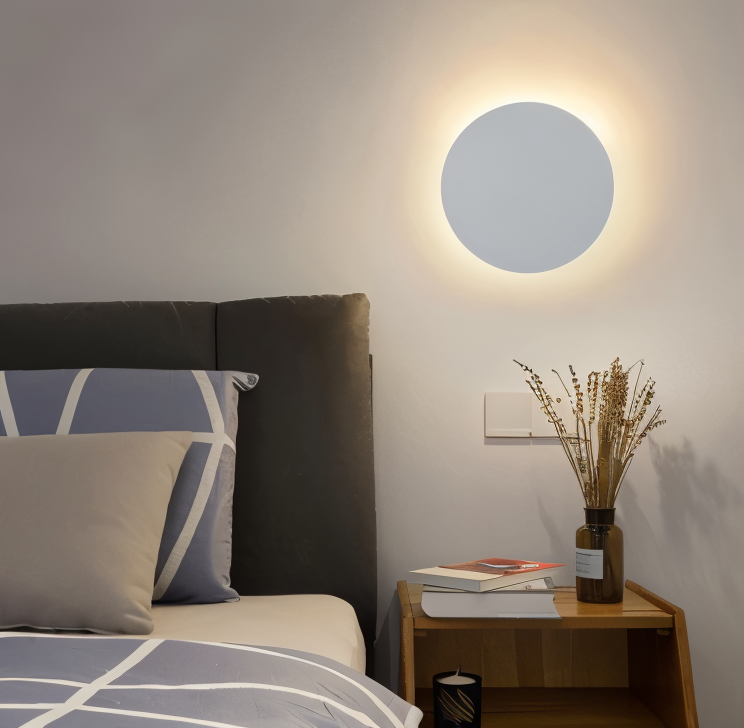Lampe murale LED contemporaine. Forme ronde, lumière chaude. Idéale pour un design minimaliste dans votre intérieur.