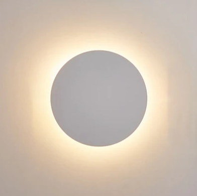 Décoration et éclairage avec cette applique murale LED ronde. Design moderne, lumière chaude pour intérieur.