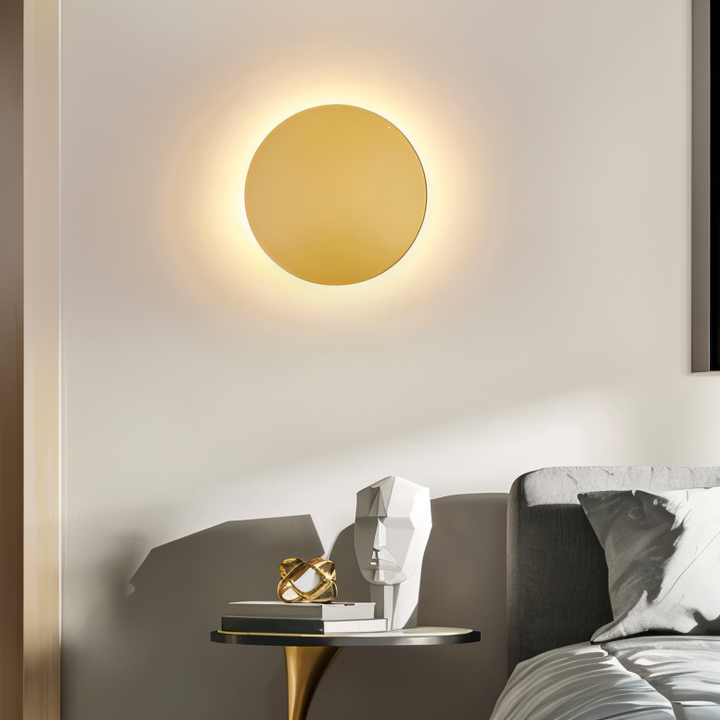 Élégante applique murale LED. Forme ronde, lumière chaude diffuse. Parfaite pour un intérieur contemporain.