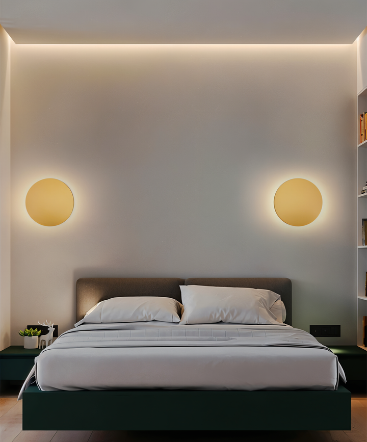 Design moderne pour cette applique murale LED ronde. Éclairage chaleureux, idéal pour ambiance cosy.