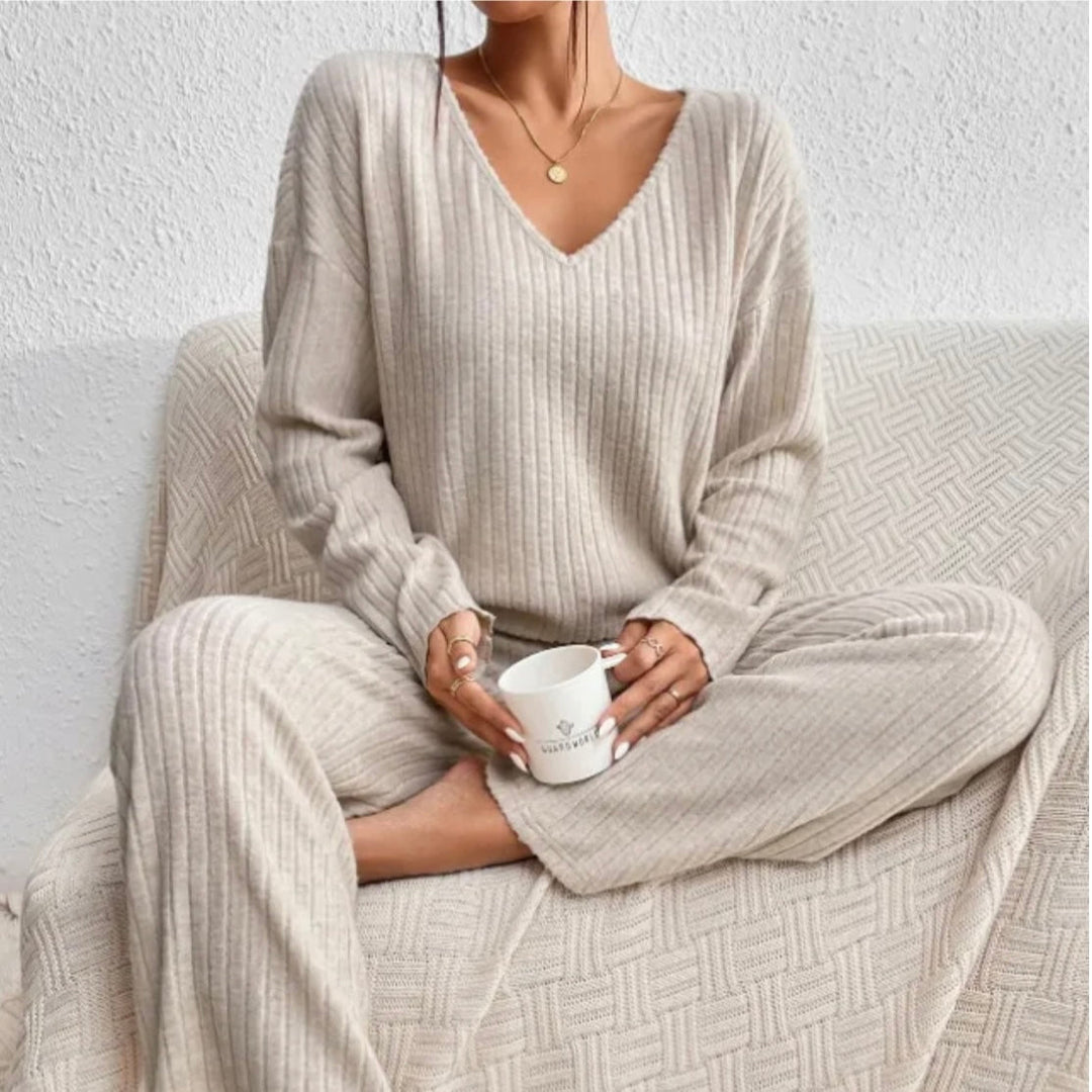 Tenue femme décontractée en maille: pull col V et pantalon. Confortable et élégante.
