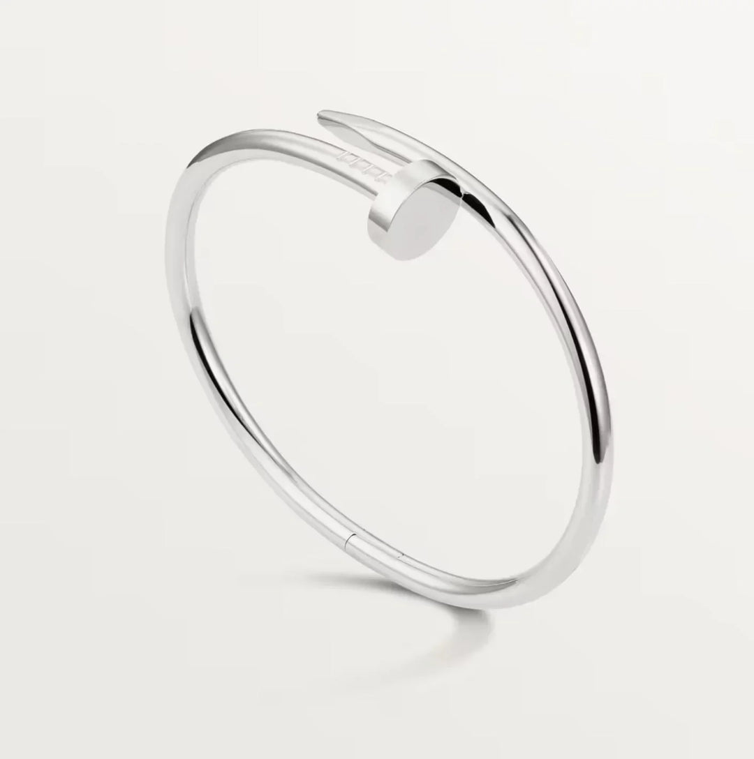 Bracelet clou unisexe en argent poli. Ce bijou élégant, minimaliste et industriel apporte une touche audacieuse.