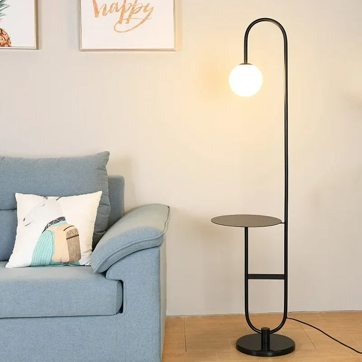 Lampe sur pied moderne noire avec table d'appoint intégrée, éclairage LED réglable, idéale salon ou chambre.