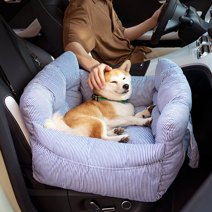 Lit auto pour chien, confort et sécurité accrus. Indispensable pour longs trajets.