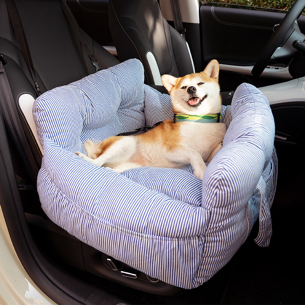 Coussin de voyage pour chien en voiture, confort et sécurité renforcés.