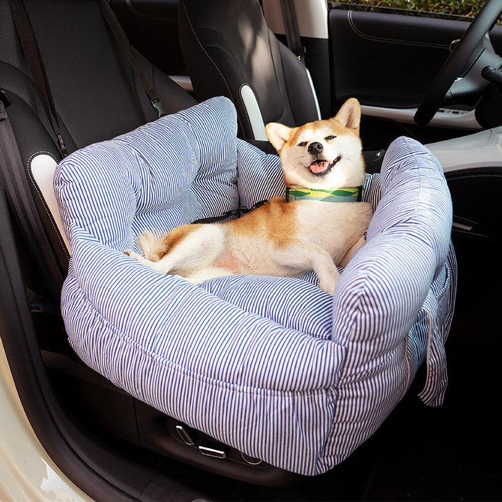 Coussin de voyage pour chien en voiture, confort et sécurité renforcés.