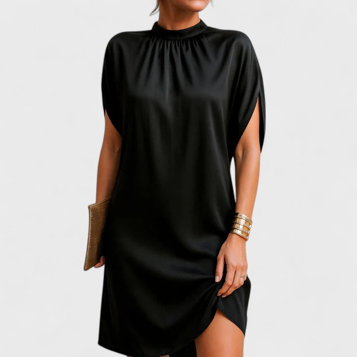 Robe noire femme élégante et flatteuse avec col en V, parfaite pour le printemps/été. Style chic et intemporel.