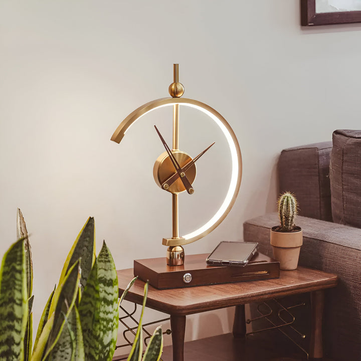 Élégante lampe de bureau LED, design géométrique, incluant horloge numérique et pad de chargeur Qi. Idéale bureau/maison.