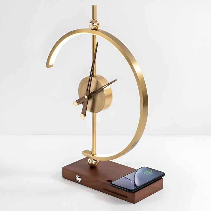 Lampe de bureau LED géométrique avec horloge intégrée et chargeur sans fil Qi. Design moderne et éclairage efficace.