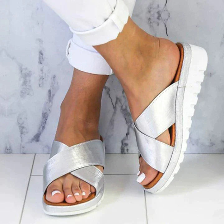 Sandales Celia femme à mémoire de forme et soutien orthopédique pour un confort optimal des pieds sensibles.