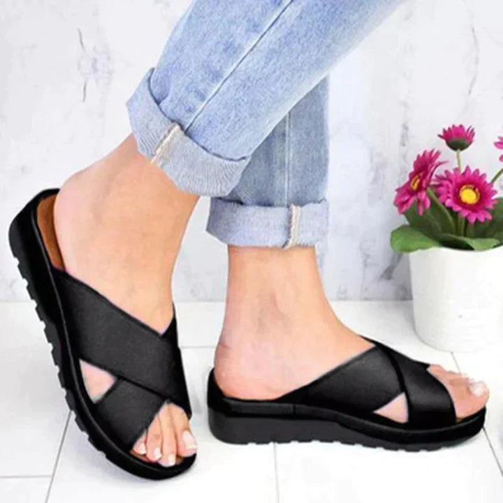 Vue détaillée des sandales femme Celia : semelle amortie, soutien orthopédique et design élégant.