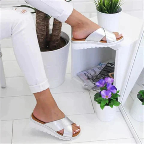 Mettez en valeur vos pieds avec les sandales Celia : élégance, confort et soutien orthopédique pour l'été.