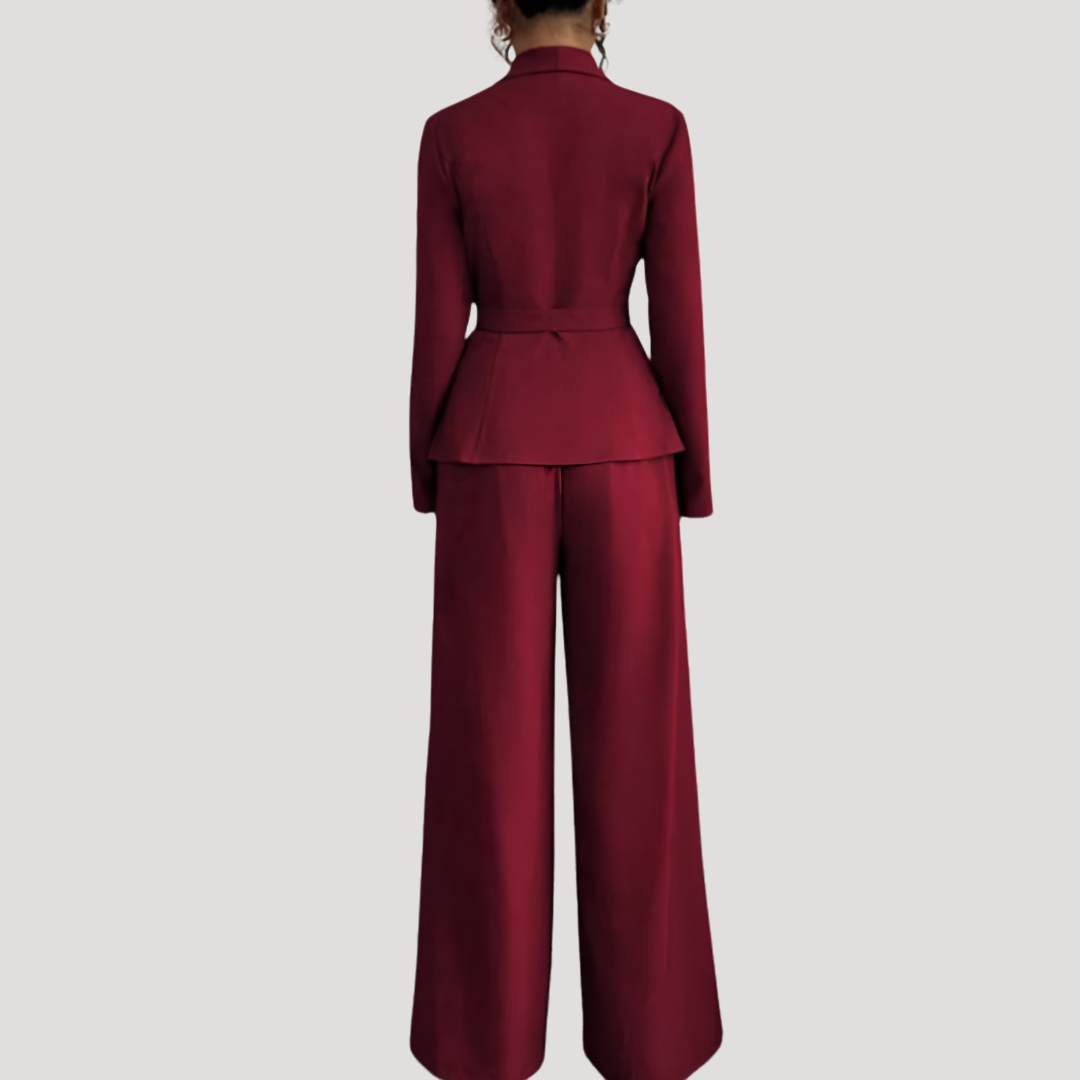 Élégant tailleur femme : blazer et pantalon large. Cet ensemble formel est parfait pour un look sophistiqué.