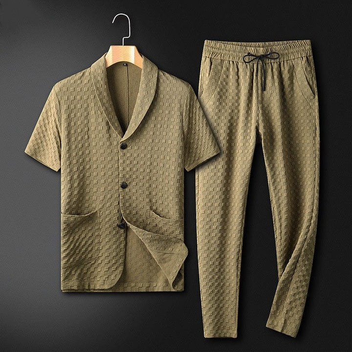 Ensemble chemise et short d'été décontracté-élégant pour homme. Confortable et stylé pour la saison chaude.