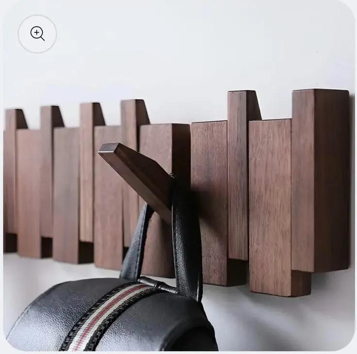 Porte-manteau mural élégant avec 8 crochets rabattables en bois pour une organisation optimisée de l'entrée.