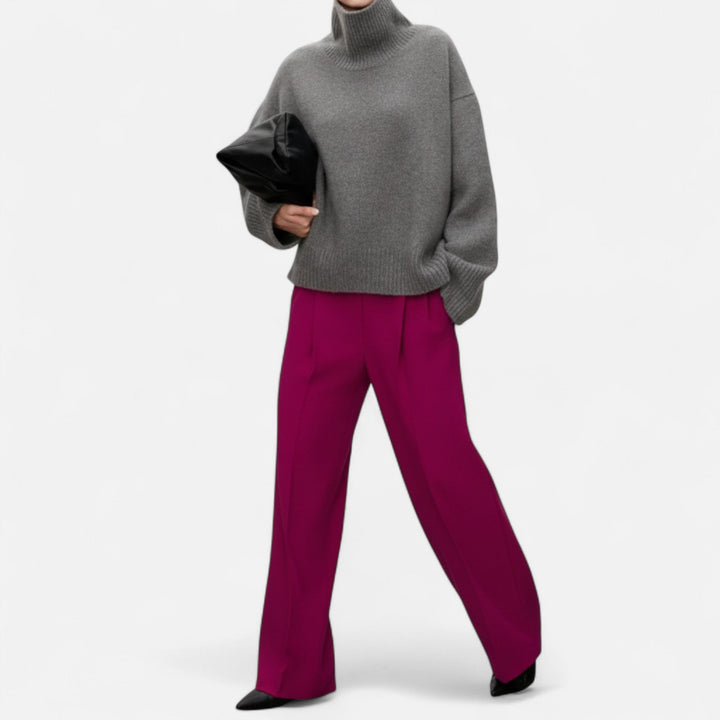 Femme portant un pull col roulé élégant, maille douce et chaude, idéal pour un look chic et confortable cet hiver.