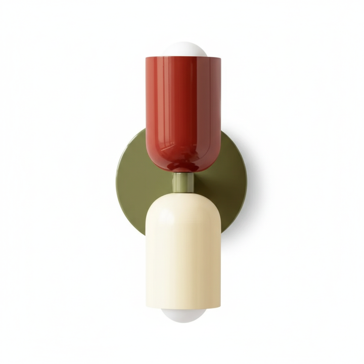 Lampe murale LED scandinave, finition bois clair ou métal, offre un éclairage doux et un design fonctionnel.