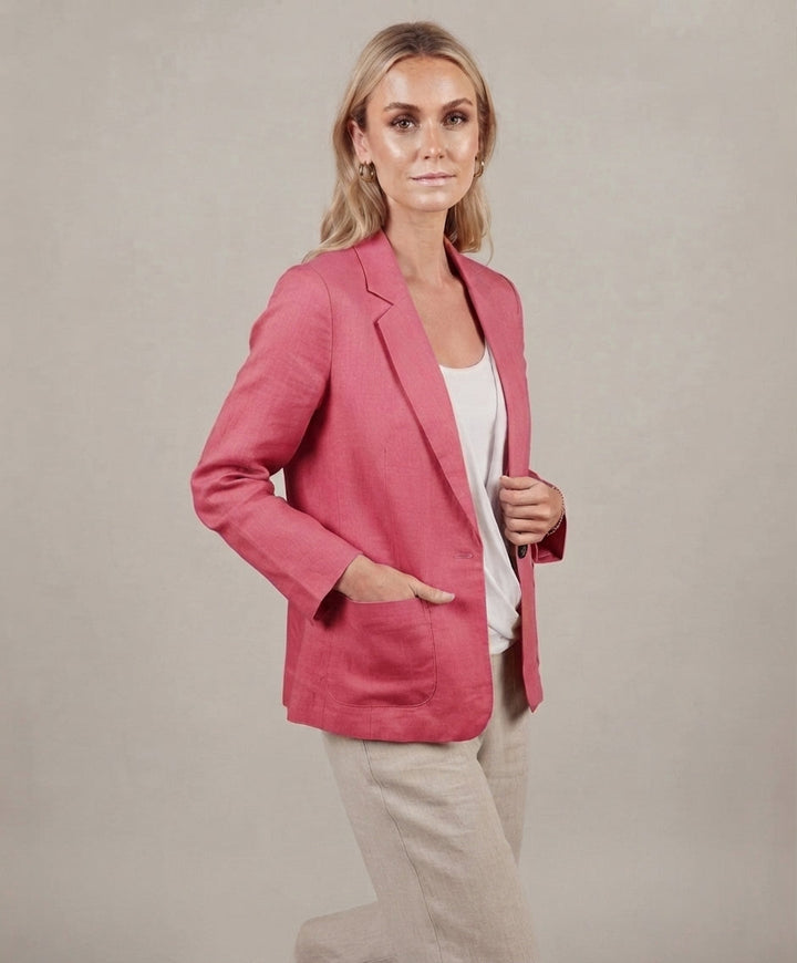 Blazer femme décontracté élégant, col tailleur, manches mi-longues. Parfait pour une allure chic au printemps.