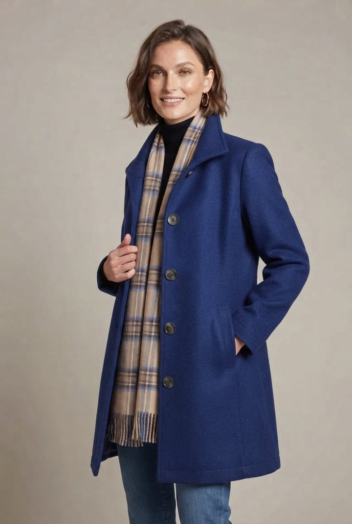 Élégant manteau femme coupe slim mi-long avec col montant, parfait pour l'automne-hiver. Style chic et moderne.