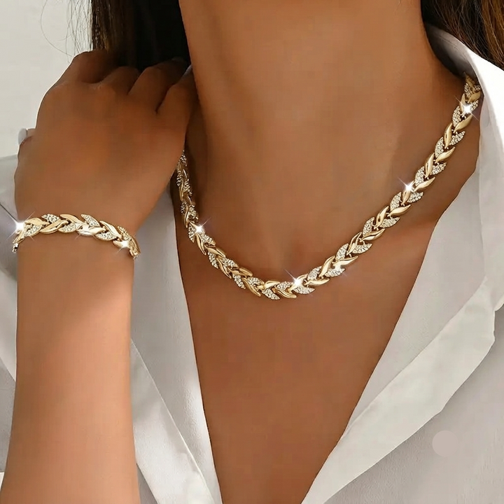 Élégante parure femme avec collier et bracelet en feuille de verre et strass. Accessoire scintillant.
