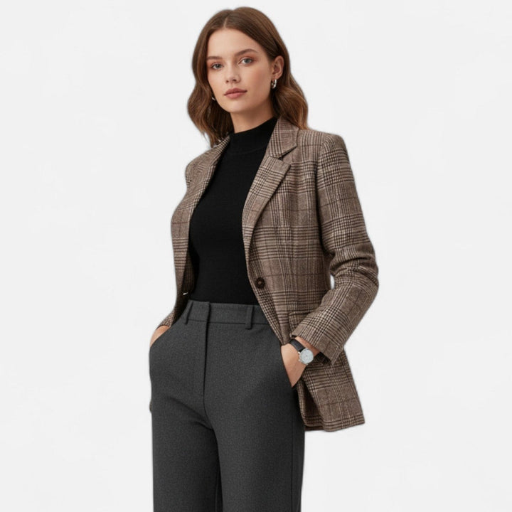 Blazer femme ajusté à carreaux marron, élégant pour bureau ou soirée. Veston chic à motif intemporel.
