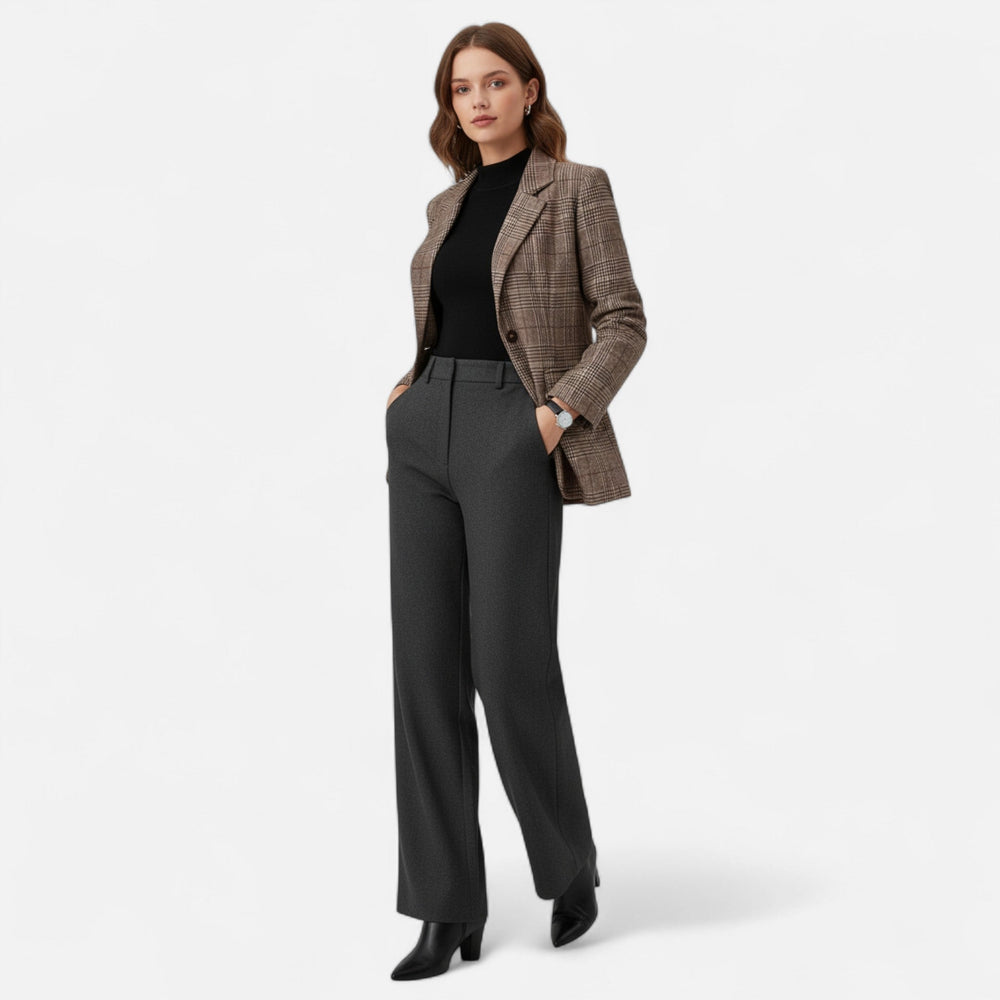 Veste blazer femme professionnelle et tendance, doublée, motif plaid ajusté pour un look chic.