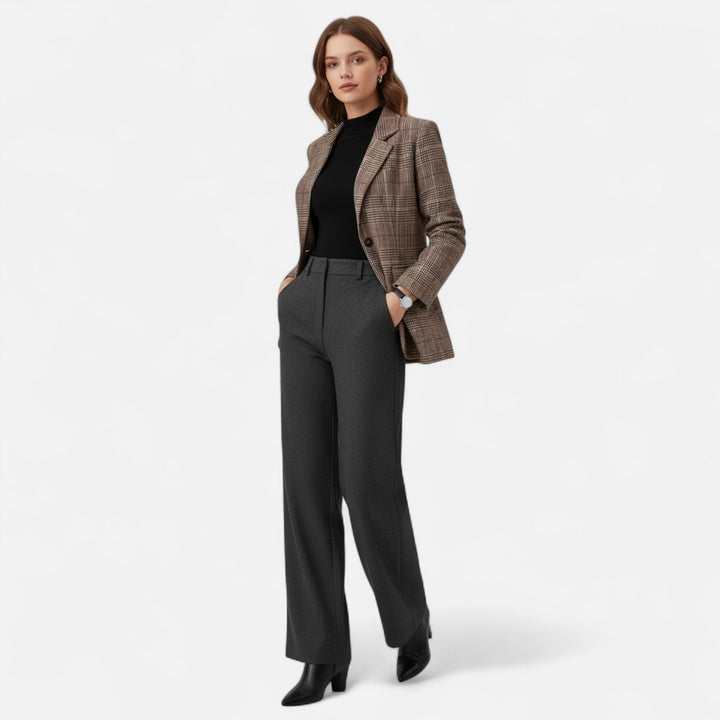 Veste blazer femme professionnelle et tendance, doublée, motif plaid ajusté pour un look chic.