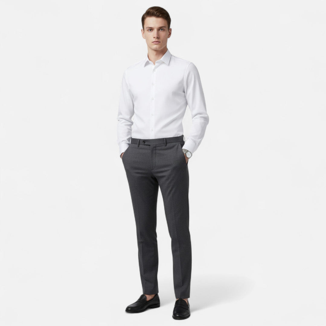 Gros plan sur une chemise homme coupe ajustée extensible. Détail de qualité, finition élégante, confort pour vêtement.