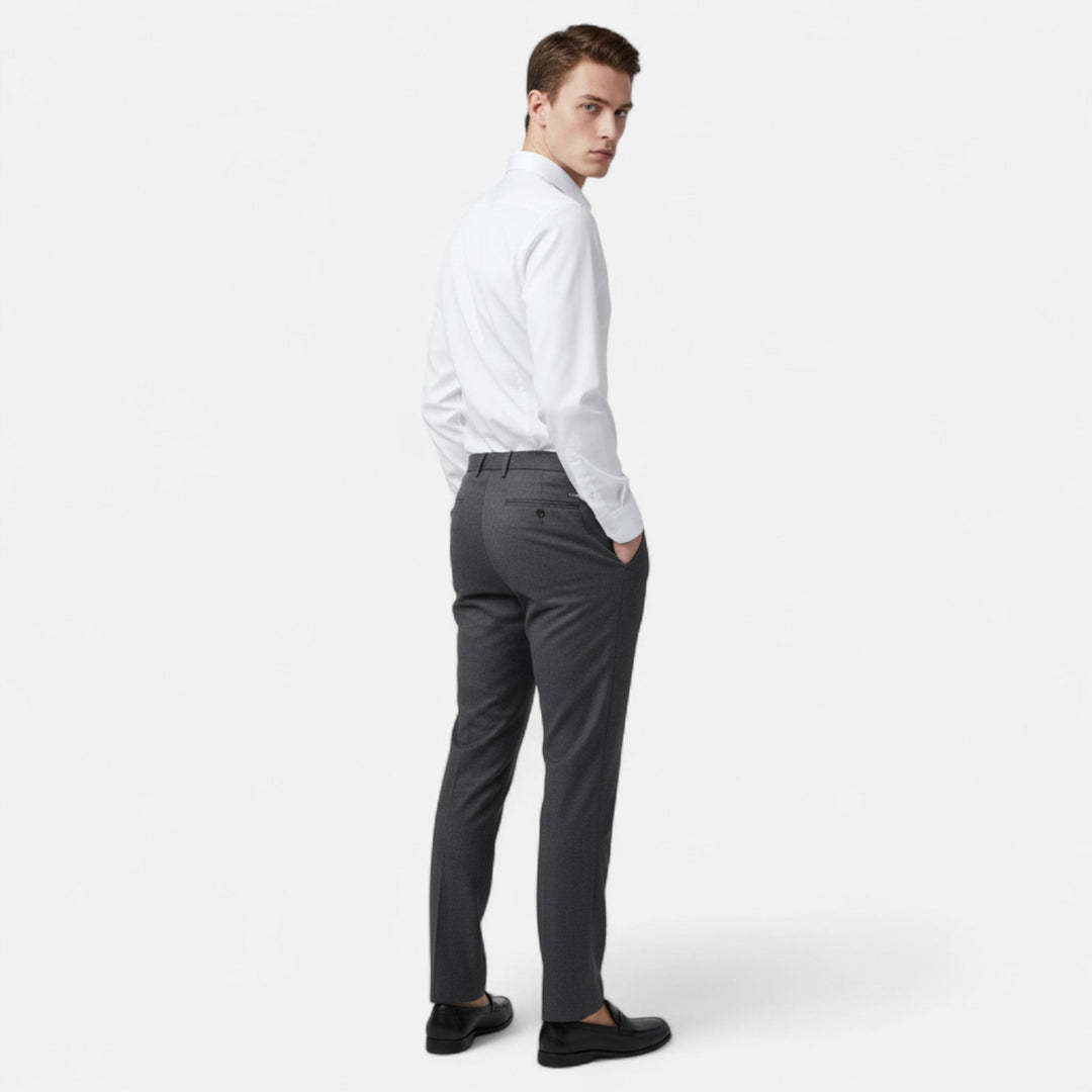 Homme stylé en chemise ajustée extensible. Reflète la mode masculine chic, confortable et élégante au quotidien.