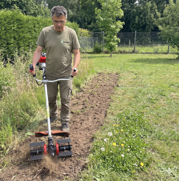 Outil de désherbage à roue robuste, essentiel pour l'entretien manuel du jardin, éliminant les mauvaises herbes de la pelouse.