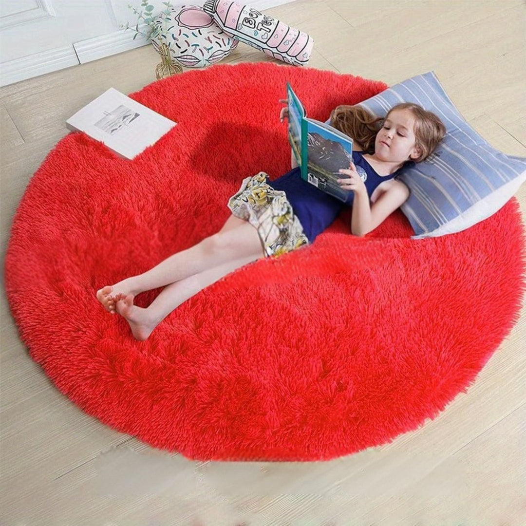 Tapis rond décoratif Clouda, fluffy et chaud, parfait pour une atmosphère zen.