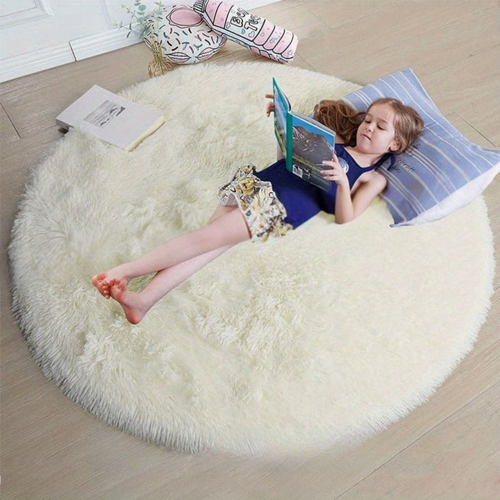 Aménagez votre intérieur avec ce tapis rond fluffy Clouda, confort garanti.