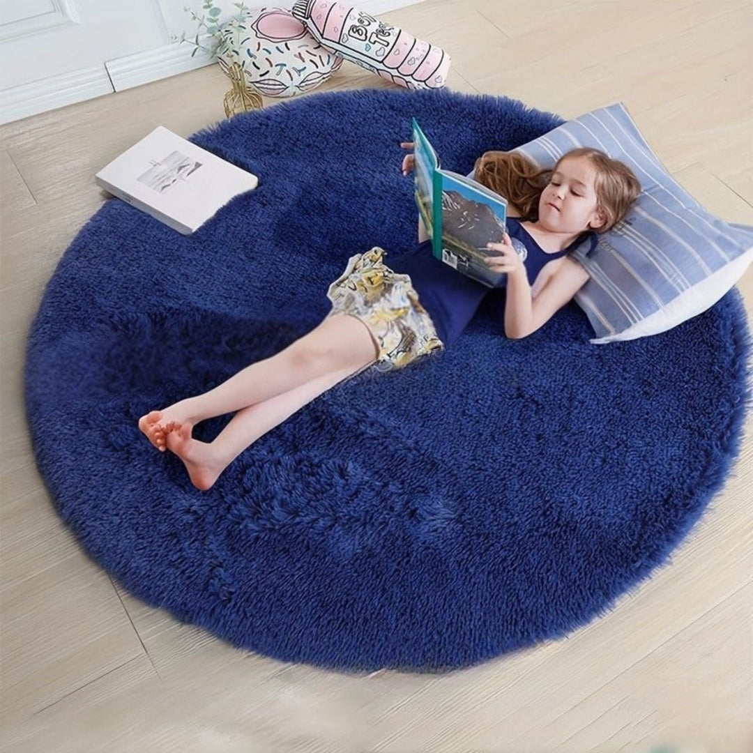 Tapis rond Clouda, design moderne et texture moelleuse pour un salon accueillant.