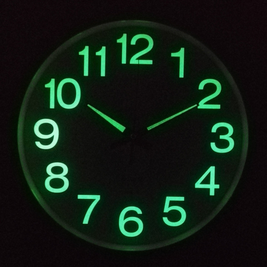 Horloge murale design moderne Kansas Ø30 cm, silencieuse. Embellit salon, chambre ou bureau avec son éclairage nocturne.