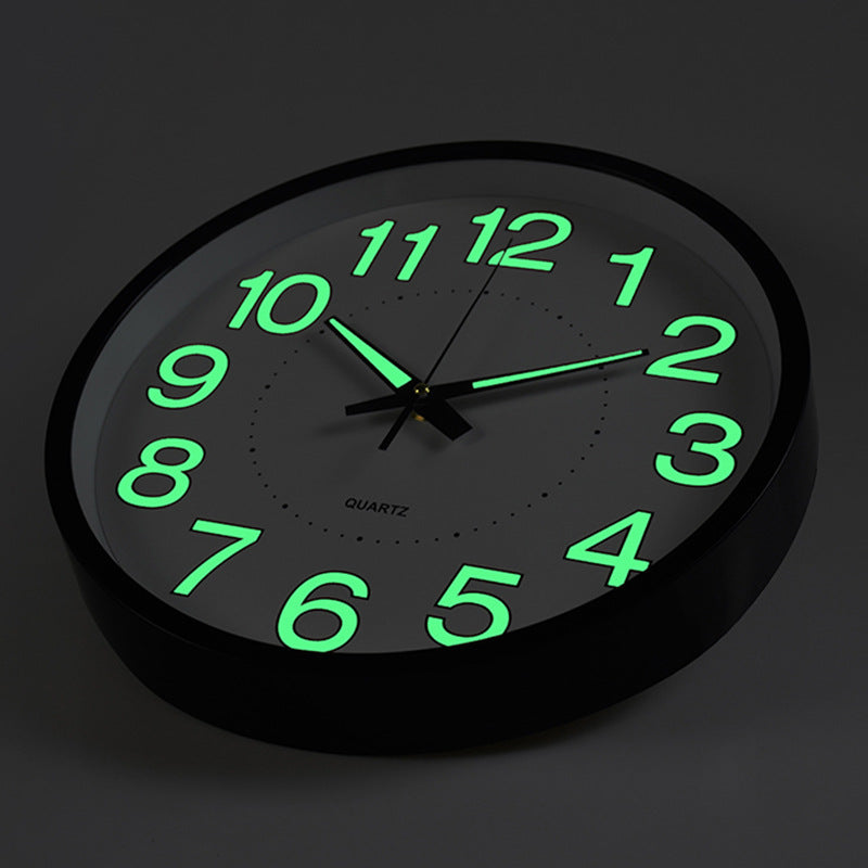 Horloge de chambre silencieuse Kansas Ø30 cm avec éclairage nocturne intégré. Mouvement quartz pour repos optimal.